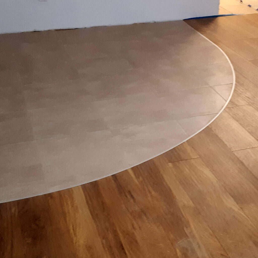 bande de liaison argentée entre panneaux et carreaux