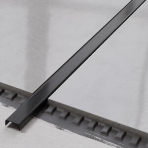 profilé métallique C décoratif en acier noir mat